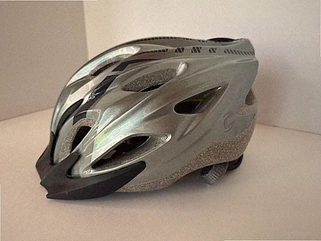 Cannondale Quick Bike Helmet Silver and Black Adult Adj 52-58 cm In Original Box